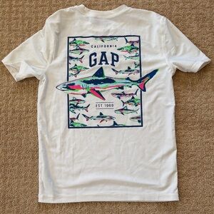 Euc GAP White rashguard Tee with Vibrant Shark Print, size L